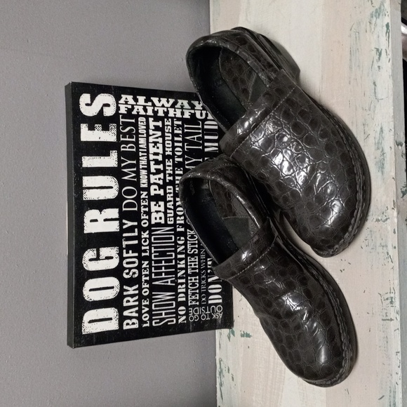 B.o.c Grey Reptile Print clogs - Picture 1 of 12